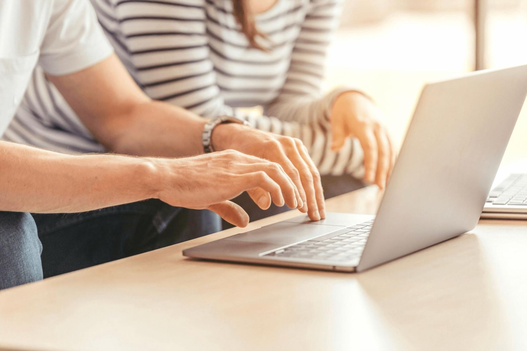 Mentor explicando conceptos durante sesión práctica interactiva